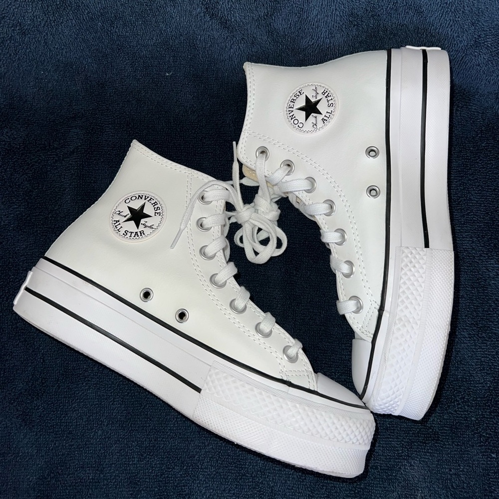 Chuck Taylor All Star Lift Platform White Leather
WOMEN'S HIGH TOP SHOE Size 5.5